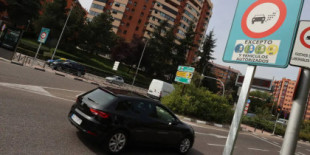 Los conductores sin etiqueta que se rebelan al veto de Madrid: «Es la multa de los pobres»