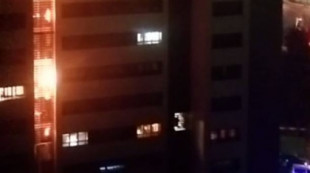 Incendio en un edificio de 14 plantas en Errenteria (Gipuzkoa) provocado por un cohete pirotécnico
