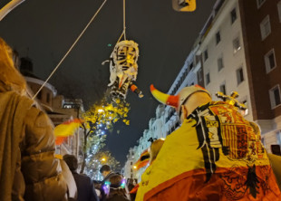 Disfraces, batucadas fascistas y muñecos de Pedro Sánchez ahorcados: mis campanadas en Ferraz