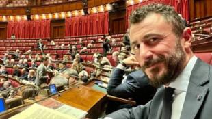 Escándalo en Italia: un diputado de Giorgia Meloni llevó un arma a una fiesta y hubo un herido de bala