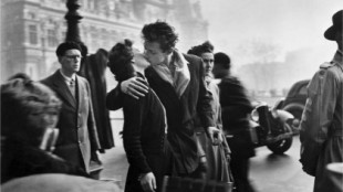 Muere Françoise Bornet, protagonista de la famosa foto del beso de Robert Doisneau en París
