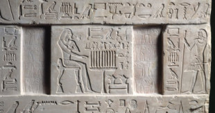 Una entrada simbólica al más allá: la estela de falsa puerta del antiguo Egipto