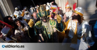 El rey Baltasar de la Cabalgata de Sevilla sale vestido de torero