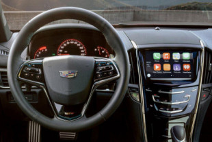 Nadie usa el GPS de los coches nuevos pero algunas marcas quieren cobrarte por ello, así que planean cargarse Android Auto y Apple CarPlay