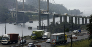 Dos niños de 3 y 4 años viajan en el maletero de un coche por la autopista AP-9 en Vigo