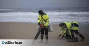 La Xunta rechaza la ayuda del Gobierno en las playas e insiste en pedir medios para recoger los pellets desde el mar