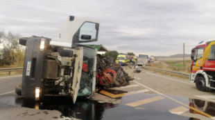 Una joven muerta y varias personas heridas en un accidente tras volcar un camión sobre un autobús en la carretera de Lorca