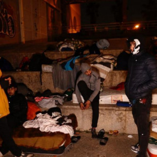 Los indigentes que duermen en puentes del río en Valencia recogen naranjas por 2 euros la hora