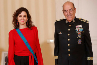 La presidenta de Madrid es distinguida como Gran Dama de los Reales Tercios de España en un acto institucional en la sede de Gobierno marcado por los insultos a sus críticos y rivales