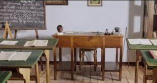 El Gobierno aragonés usa en un vídeo de despoblación un aula de la escuela nacionalcatólica "con símbolos franquistas"