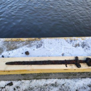 Rara 'espada vikinga' de hace 1.000 años encontrada tirada en el lecho de un río en condiciones 'casi perfectas' (ENG)
