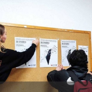 La queja de un profesor y una estudiante lleva a la Facultad de Filosofía y Letras de la Universidad de Granada a retirar carteles contra Israel