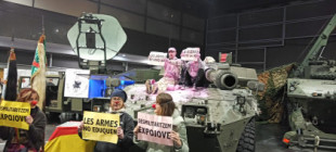 El ejército asegura que la pintura rosa inutilizó el tanque de Expojove (CAT)