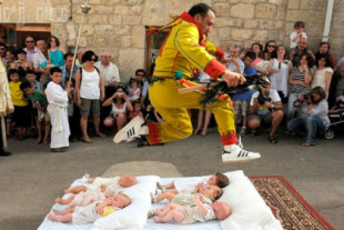 El pueblo de Burgos que celebra la fiesta más extrema de España: saltar sobre bebés recién nacidos