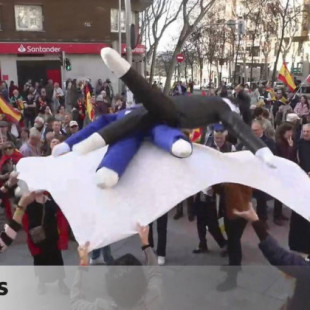 Mantean muñecos de Sánchez y Puigdemont en Ferraz al grito de "1,2,3 colgado de los pies"