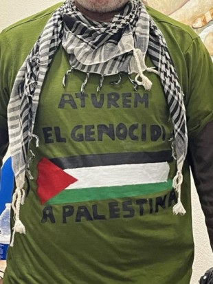Vetan al concejal Esquerra Unida-Podem en Alicante en la foto oficial de un acto en memoria de las víctimas del holocausto por llevar una camiseta en apoyo a Palestina