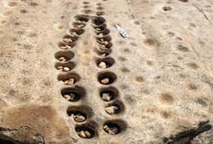 Encuentran en Kenia más de 20 tableros de juego de Mancala de miles de años de antigüedad tallados en la roca