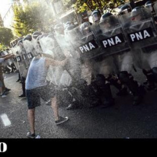 La violencia policial sigue escalando en Argentina durante las protestas contra la ley ómnibus de Milei