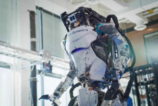 Boston Dynamic revela al robot Atlas desempaquetando y ensamblando amortiguadores de autos como un trabajador más de fábrica