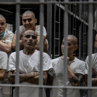 Dentro del ‘Alcatraz’ de Bukele: “Es imposible escapar. Estos psicópatas van a pasar la vida entera entre estas rejas”