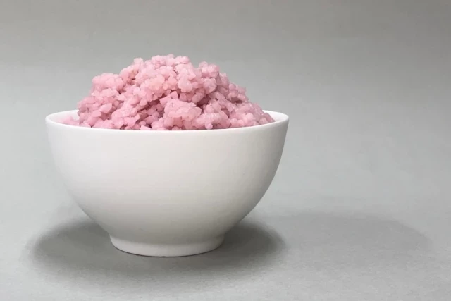 Logran cultivar células de carne vacuna dentro de granos de arroz para producir un nuevo alimento híbrido rico en proteínas