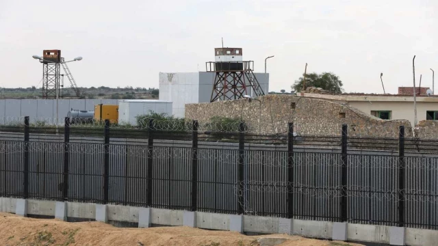 Egipto levanta un muro en su frontera con Gaza para contener a los palestinos