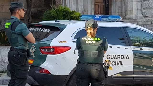 Dos clanes se cuelan en el cuartel de la Guardia Civil de Barbate y dejan tres agentes heridos
