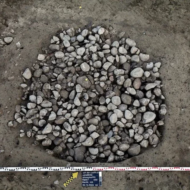 Descubierto un asentamiento de la Edad del Bronce en Suiza, con fosas llenas de “piedras de calor”