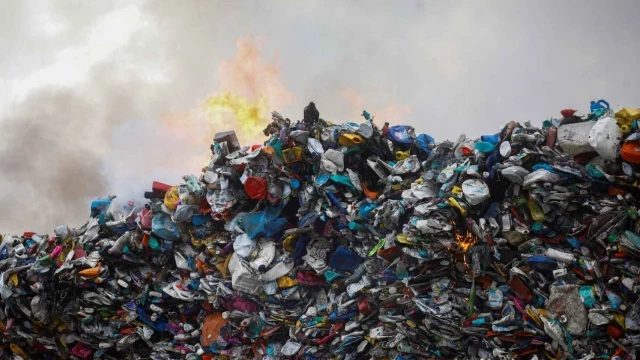 "Sabían que el reciclaje no era la solución": un informe acusa a la industria petroquímica de 'blanquear' los plásticos