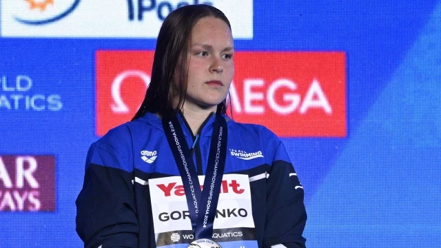 La nadadora israelí Anastasia Gorbenko es abucheada al recoger su medalla de plata