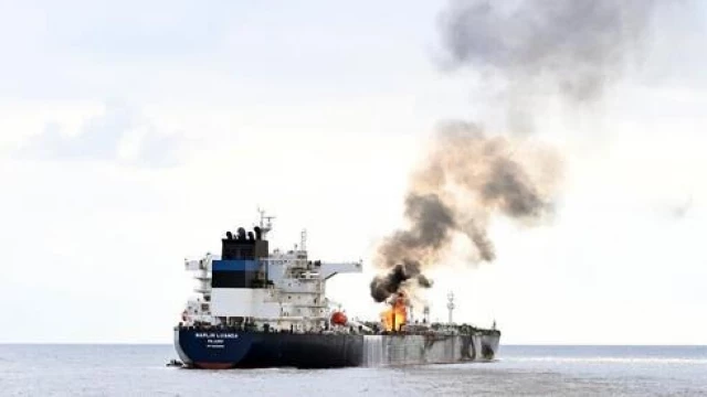 Los hutíes hunden un barco británico en el Mar Rojo (EN)
