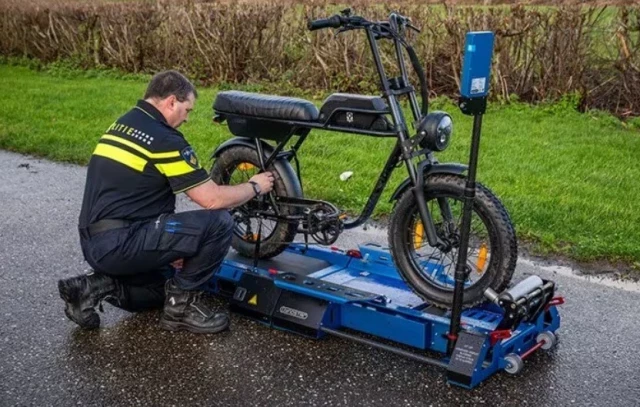 Países Bajos tiene un problema con la bicis eléctricas trucadas, así que han dado a la policía bancos de potencia para cazarlas en plena calle