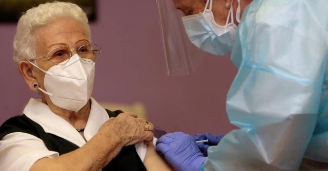 Araceli, la primera mujer que recibió la vacuna contra la COVID en España, cumple 100 años