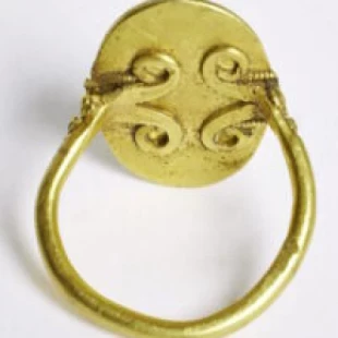 Raro anillo de oro merovingio encontrado en Jutlandia (ENG)