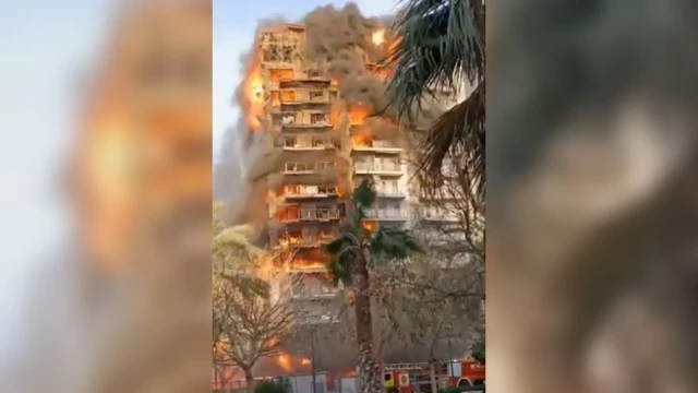 Un terrible incendio en un piso devora un edificio de 14 plantas en Valencia