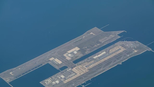 Se hunde rápidamente el único aeropuerto construido sobre dos islas artificiales