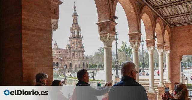 Un propietario que no sabía nada y un portazo: el alcalde de Sevilla tropieza en su plan de privatizar la Plaza de España