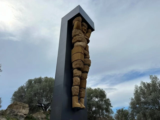 Restauran a su posición vertical original uno de los gigantescos telamones del templo de Zeus en Agrigento