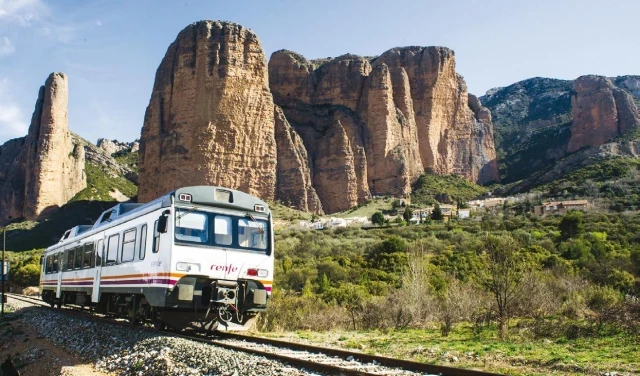 ¿Sabías que el tren más bonito de España cuesta solo 40 euros?