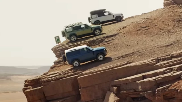 El día que un anuncio de Land Rover se prohibió “por la seguridad de los espectadores”: los Defender que aparcaban en el borde de un acantilado