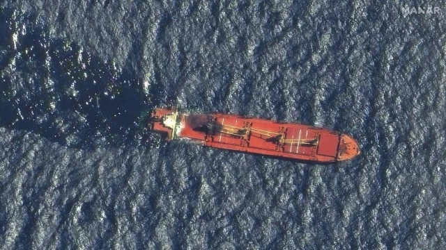 Un barco atacado anteriormente por los rebeldes hutíes de Yemen se hunde en el Mar Rojo, el primer barco perdido en el conflicto (ENG)