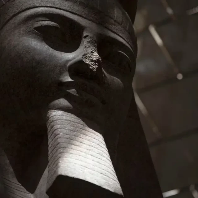 Encuentran la parte superior del coloso de Ramsés II un siglo despues de su hallazgo