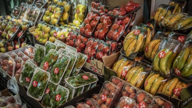 Adiós a la fruta y la verdura envasadas: Europa prohibirá los embalajes de plástico de un solo uso