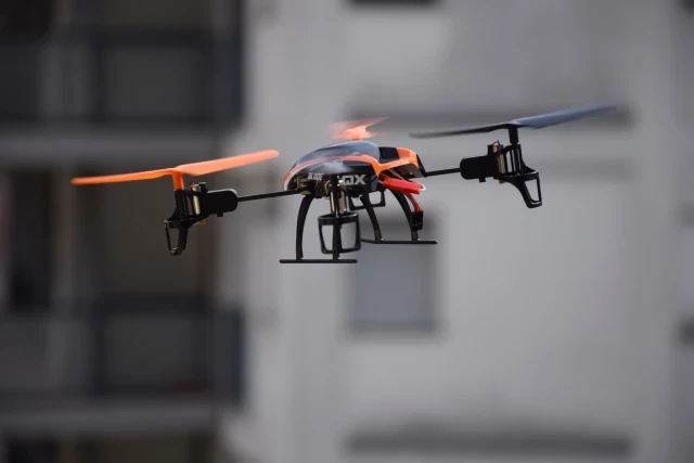 Ingeniero se pregunta cuánto tardaría en convertir un dron de juguete en un arma de guerra. Horas después publica un vídeo con el resultado