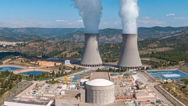 Las eléctricas paran varias centrales nucleares para evitar pérdidas por el desplome del precio de la luz