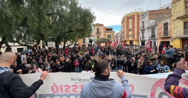 Centenares de personas exigen responsabilidades por la agresión de un joven de 32 años en Castelló