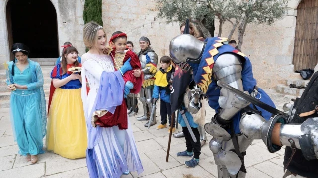 Una niña con cáncer cumple en Castellón su sueño de ser princesa de un castillo: "Es el mejor día de mi vida"
