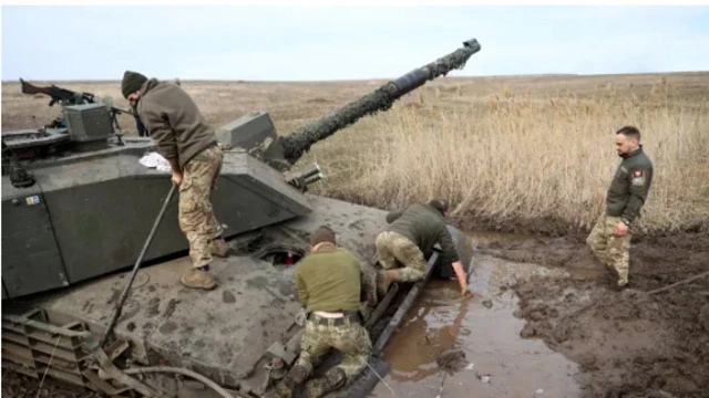 Un tanque británico Challenger 2, atascado en el barro en Ucrania en una demostración para periodistas