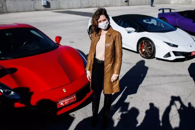 "Dan el golpe y se compran un Maserati, esto es de principiantes": los tuiteros se 'suben' al coche de la pareja de Ayuso