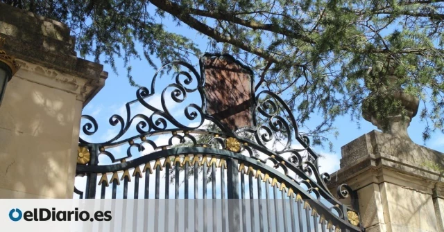 Patrimonio Nacional retira los escudos del águila franquista que mantenía en El Pardo, la residencia oficial del dictador